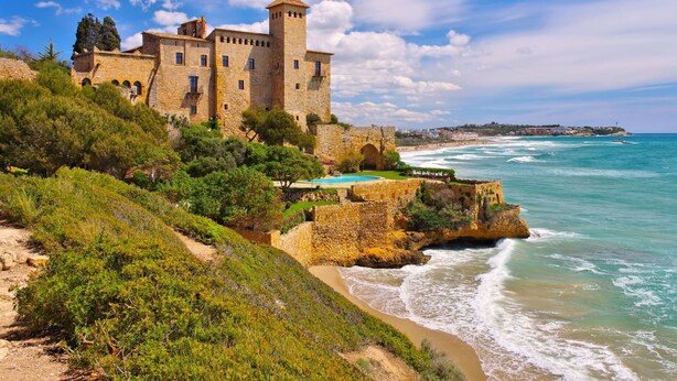 A historic stone castle with multiple towers, overlooking a coastal beach and the sea. - Nice apartment for 4 people with WIFI, TV and terrace (Torredembarra)