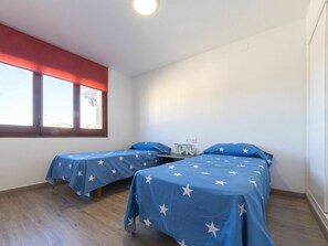 2 bedrooms, iron/ironing board, travel cot, free WiFi