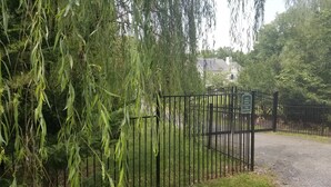 Una entrada tancada amb un senyal que diu '1545 Seneca Road Villa on the Potomac'.