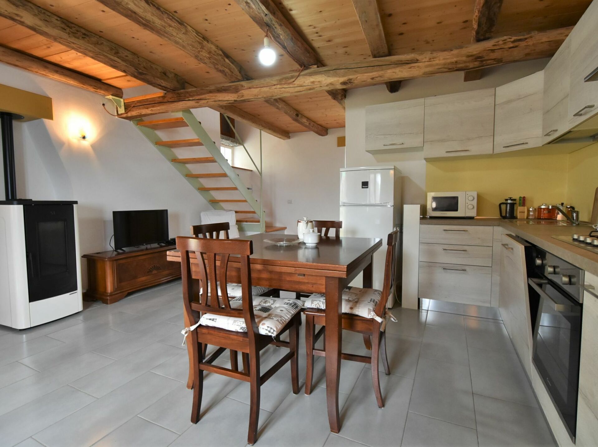Micro-ondes, four, lave-vaisselle, tables à manger