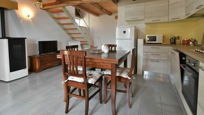 Microondas, horno, lavavajillas y comedor 