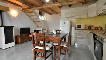 Micro-ondes, four, lave-vaisselle, tables Ă manger