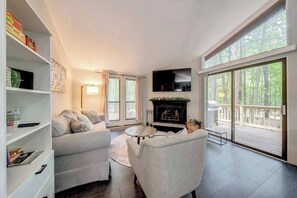 TV, fireplace, books, offices - Cozy w Fireplace, Fire Pit, Wifi & Pool Access (Hedgesville)