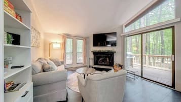 Televisión, chimenea, libros y oficina