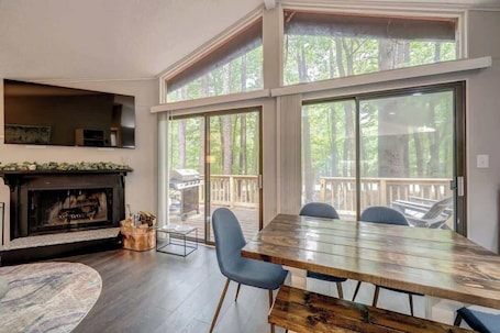 Dining. Cozy Pet-Friendly w Fire Pit, Wifi & Pool Access