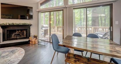 Cozy Pet-Friendly w Fire Pit, Wifi & Pool Access