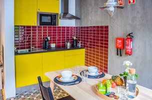 Refrigerador, microondas, placa de cocina, cafetera expreso