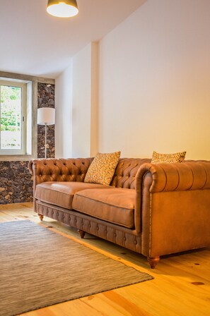 Maison (Upper Floor) | Coin séjour | Télévision LED de 24 pouces avec chaînes par câble, télévision