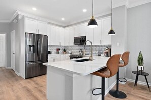 Refrigerador, horno, lavavajillas y cafetera y tetera 