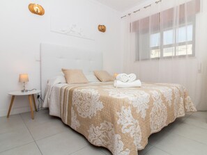 2 bedrooms, iron/ironing board, internet, bed sheets