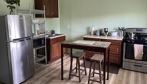 Réfrigérateur, four à micro-ondes, un four, surface de cuisson
