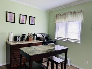 Fridge, microwave, oven, stovetop - Puakenikeni Hilo Hale (Hilo)