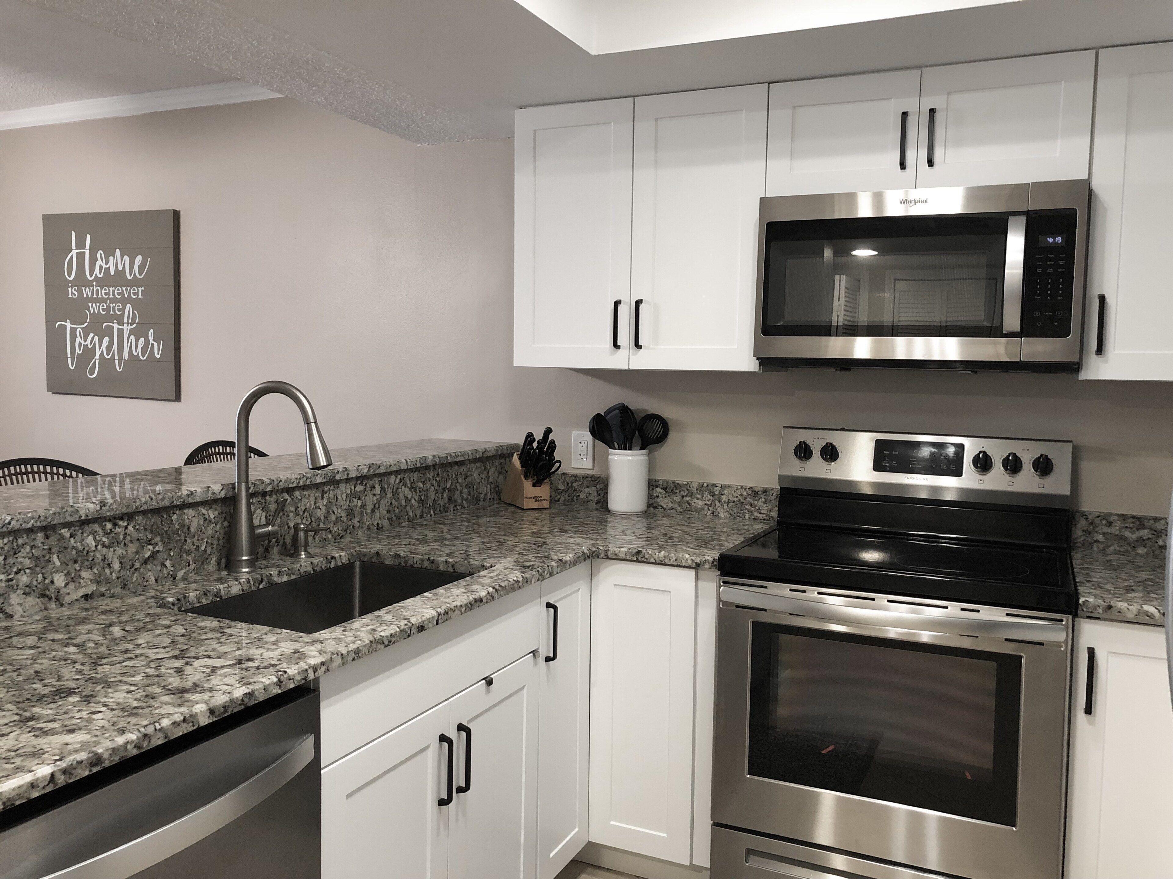 Een koelkast, een magnetron, een oven, een kookplaat