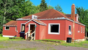 Exterior - Jake's Bed & Bar 3BR, 8 beds, SXS Snowmobile Trail Access, Fire Pit, Grill, Wifi (Toivola)