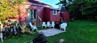 Jake's Bed & Bar 3BR, 8 beds, SXS Snowmobile Trail Access, Fire Pit, Grill, Wifi