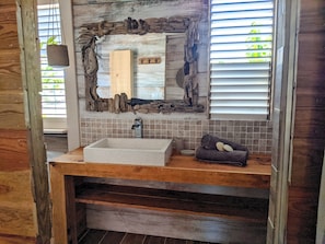 Douche, séchoir à cheveux, serviettes fournies, savon