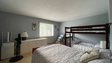 2 bedrooms, iron/ironing board, free WiFi, bed sheets