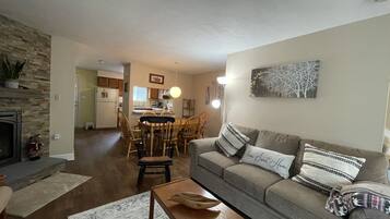 Smart-TV, Kamin, DVD-Player, Bücher