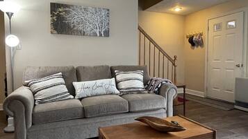 Smart-TV, Kamin, DVD-Player, Bücher