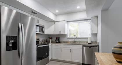 Family Friendly Oasis with Heated Pool in Cape Coral