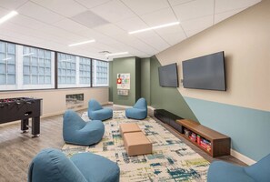 Games room - Elegant Streeterville Studio w/ Gym, Pool, near Navy Pier, by Blueground (Chicago)