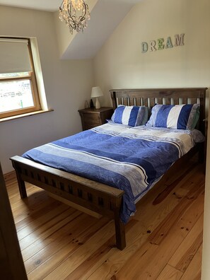 3 bedrooms, iron/ironing board, WiFi, bed sheets - 3-Bed House Sleeps 6 with Patio (Co Clare)