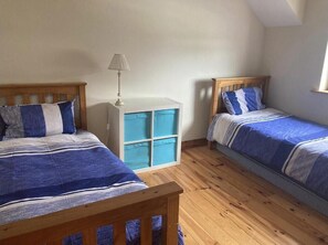 3 bedrooms, iron/ironing board, WiFi, bed sheets
