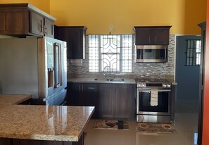 Een koelkast, een magnetron, een oven, een kookplaat