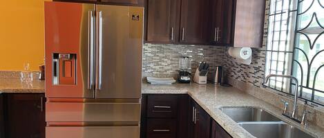 Een koelkast, een microgolfoven, een oven, een kookplaat