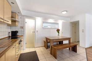 Een koelkast, een oven, een kookplaat, een vaatwasser