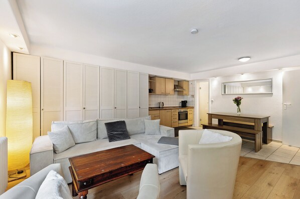 Een televisie, een dvd-speler en een stereo