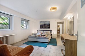 1 slaapkamer, een strijkplank/strijkijzer, gratis wifi, beddengoed