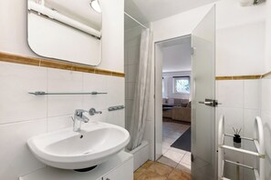 Een douche, een haardroger, handdoeken