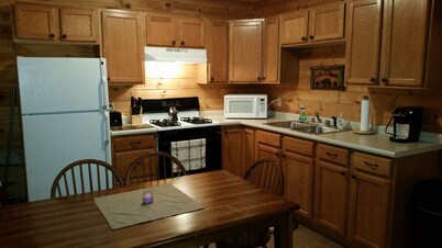 Cabin 2 Roody's Black Bear Cabins- Trail access from camp