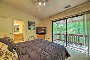 2 bedrooms, desk, iron/ironing board, travel cot - Pine Mountain Lake Haven w/ Spacious Deck! (Groveland)