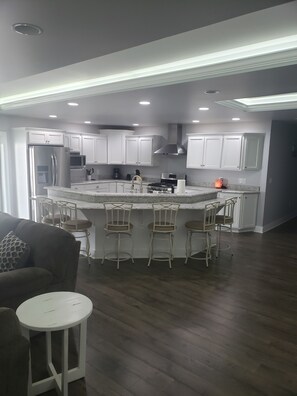 Interior - Downtown Tell City Upstairs Rental 2 Bed 2 Bath Wifi 30 minutes to Holiday World (Tell City)