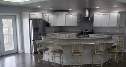 Downtown Tell City Upstairs Rental 2 Bed 2 Bath Wifi 30 minutes to Holiday World