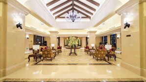 A spacious lobby with a high ceiling, chandeliers, and a central floral arrangement. - Howard Johnson by Wyndham Yaan Forest Resort (Ya'an)