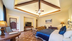 A hotel room with a bed, a desk, a television, and a ceiling fan. - Howard Johnson by Wyndham Yaan Forest Resort (Ya'an)