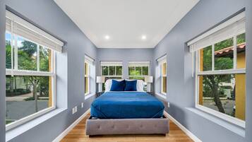 2 bedrooms, desk, iron/ironing board, WiFi