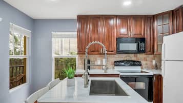 Réfrigérateur, micro-ondes, four, plaque de cuisson