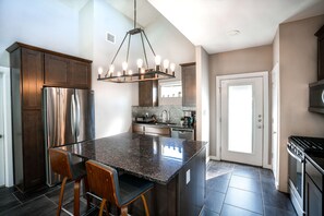 ثلاجة، ميكروويف، فرن، موقد طهي مسطح