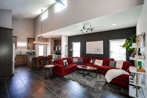 تلفزيون ذكي، ألعاب فيديو، تنس طاولة، مكتبة فيديو