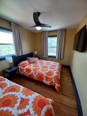 5 bedrooms, iron/ironing board, free WiFi, bed sheets - Spacious Charming DC Row House + Free parking-Sleeps 17 guests (Washington)