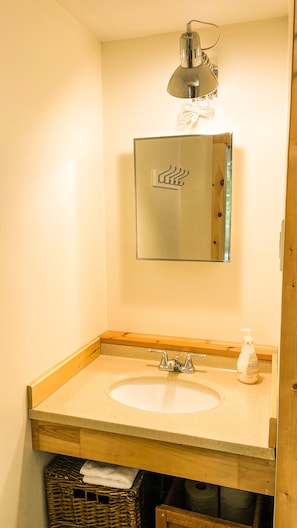 Ensemble baignoire-douche, séchoir à cheveux, serviettes fournies, savon
