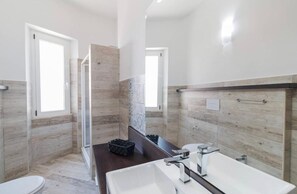 Dusj, hårføner og håndklær