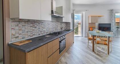 Ferienwohnung Castula mit Bergblick, Balkon, A/C und WLAN