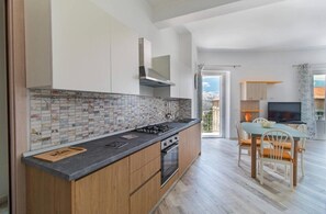 Kjøleskap, ovn, kokeplater og oppvaskmaskin