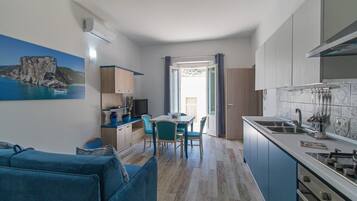 Frigorifero, forno, piano cottura, lavastoviglie