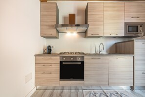 Frigorifero, microonde, forno, piano cottura